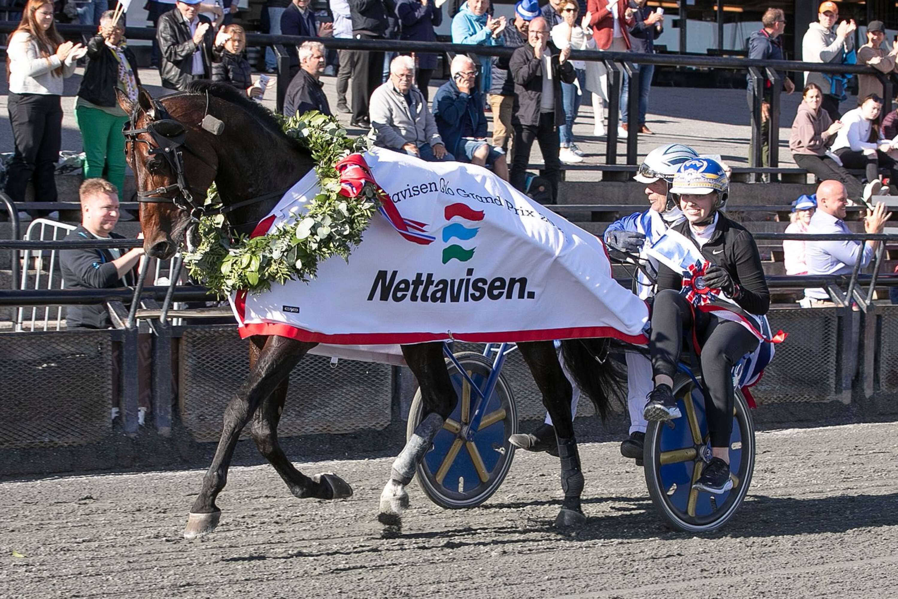 Frode Hamre och skötaren Amalie Lyssand efter segern i Oslo Grand Prix.