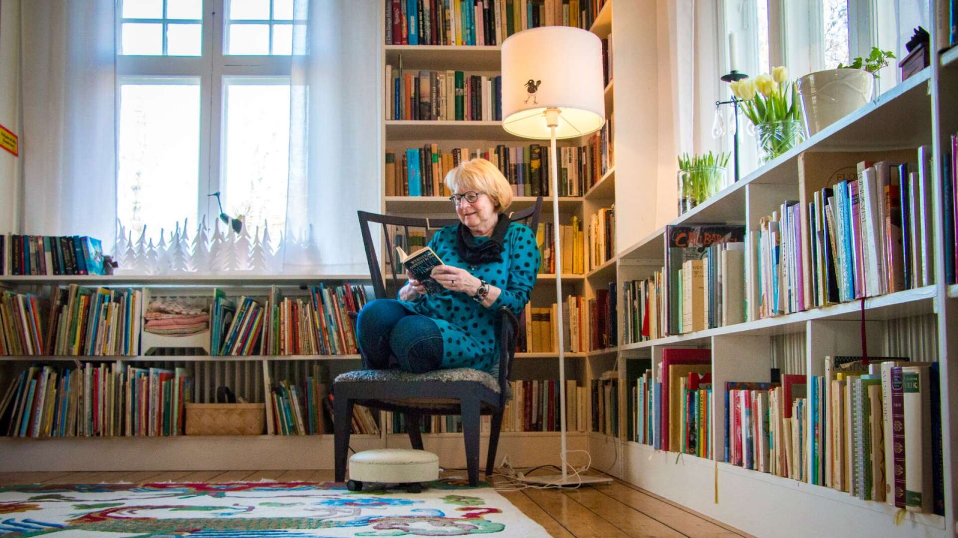 Det finns inte många kvadratcentimetrar som inte är täckta av bokhyllor fyllda med böcker i Elisabet Härenstams biblioteksrum hemma i Segerstad. 