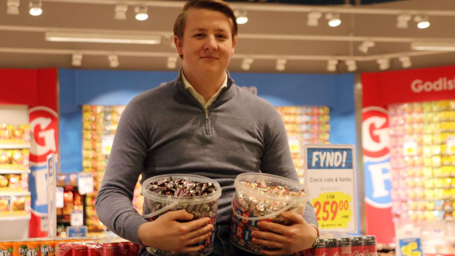 Milton Fast jobbar på Godisfabriken i Mellerud, vid sidan av sina gymnasiestudier i Karlstad.