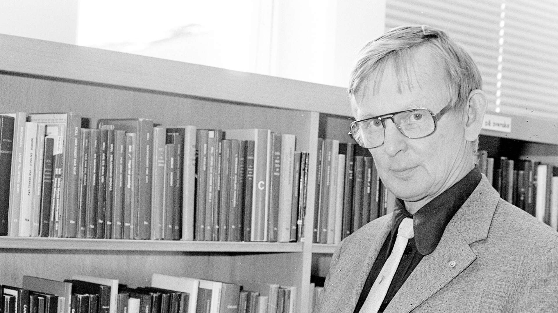 Sverker Hynell fotograferad på biblioteket i Åmål 1983.