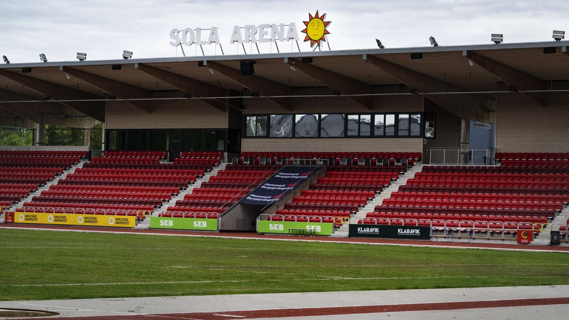 Sola arenas gräsplan kritiseras av Karlstad Fotboll. 