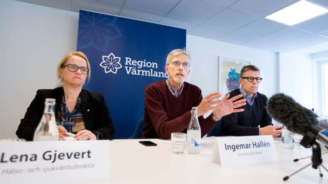  Lena Gjevert, tf hälso- och sjukvårdsdirektör,  Ingemar Hallén, smittskyddsläkare, och Wolmer Edqvist, tf HR-chef, svarade på frågor under presskonferensen.