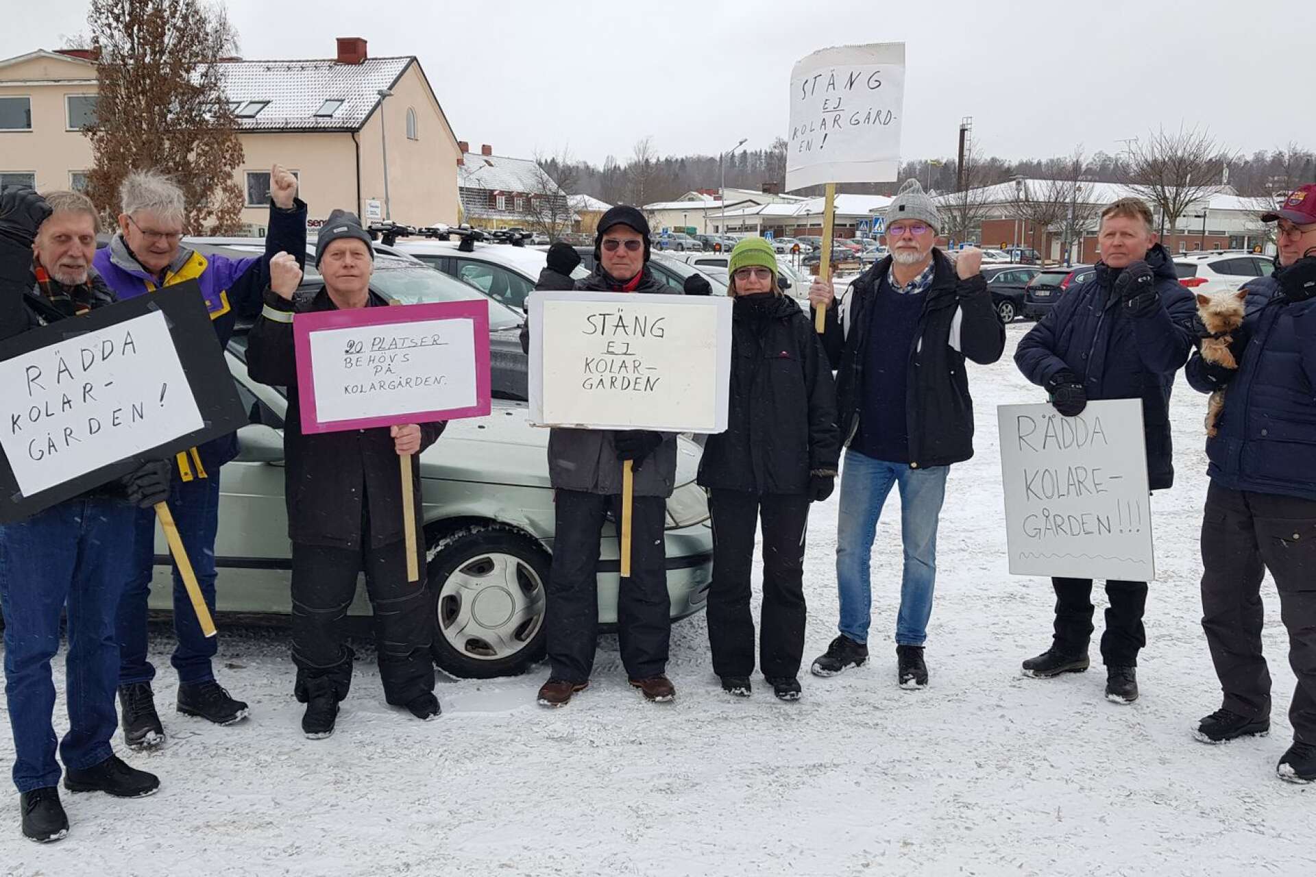 Ett tiotal demonstranter mötte politikerna vid Tingshustorget i Bengtsfors för att försöka övertyga dem om att behålla Kolaregården i Dals Långed.