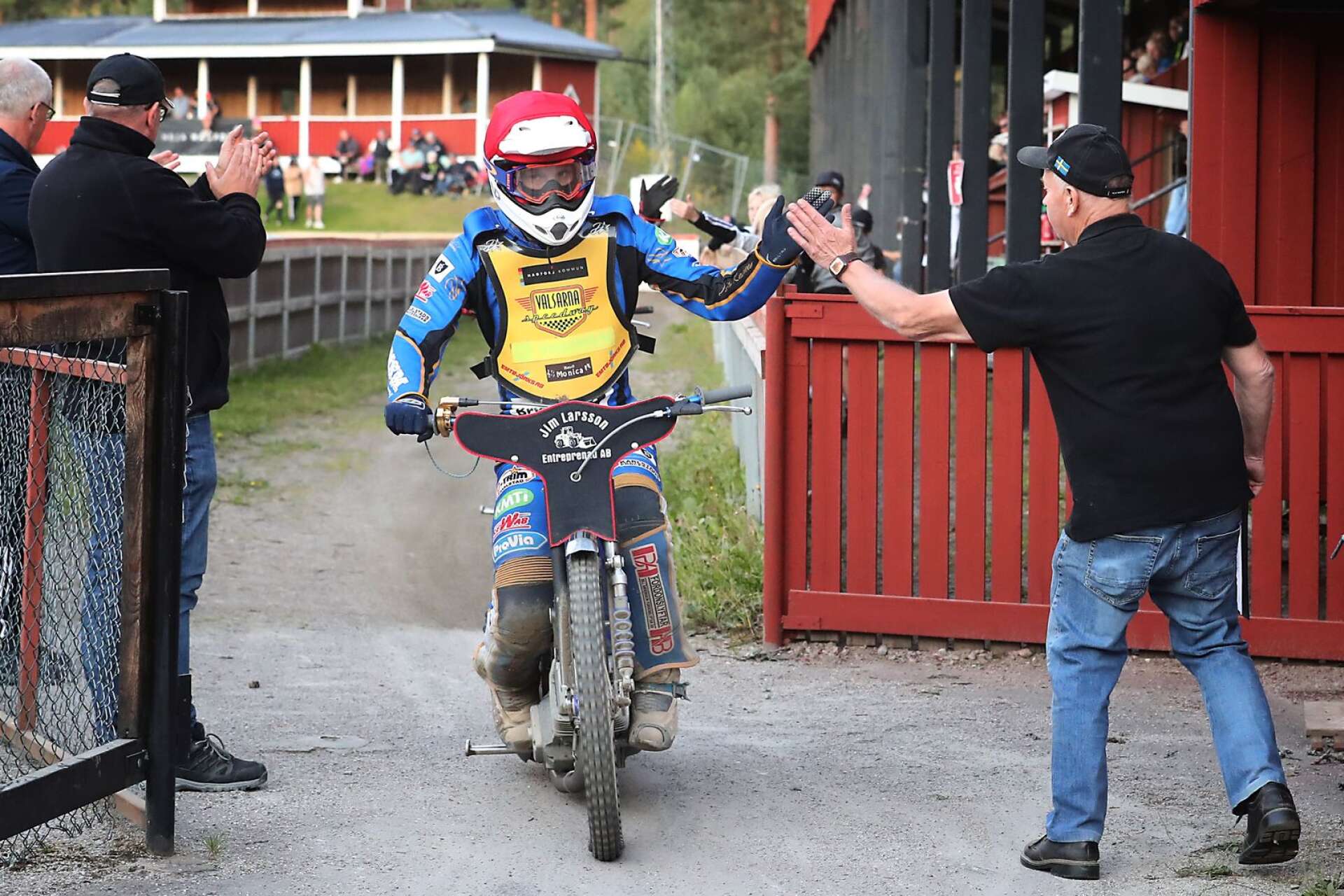 Victor Palovaara och Stewe Lennartsson firar efter segern mot Griparna. 