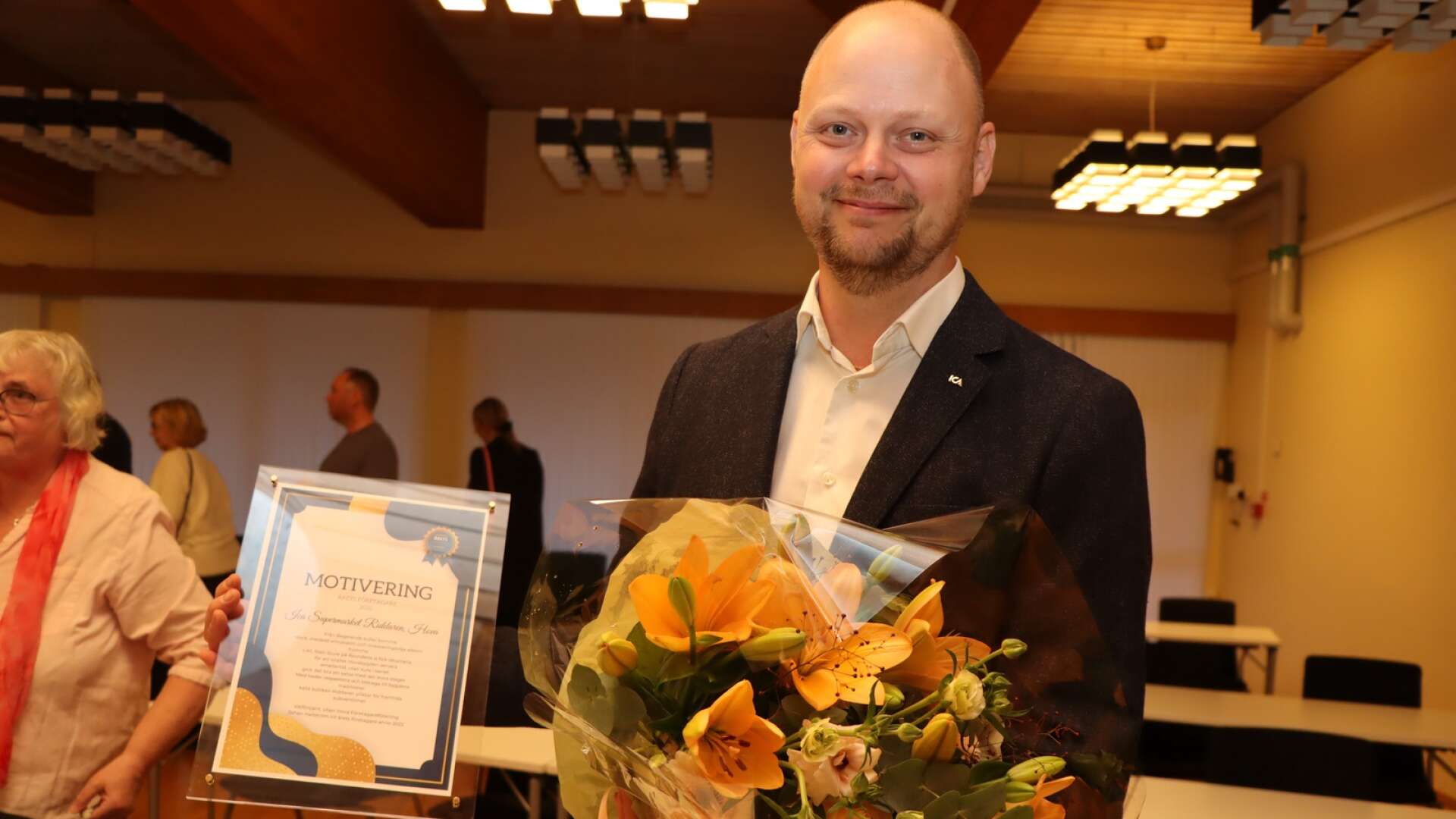 Johan Hellström på Ica Riddaren är Årets företagare i Hova.