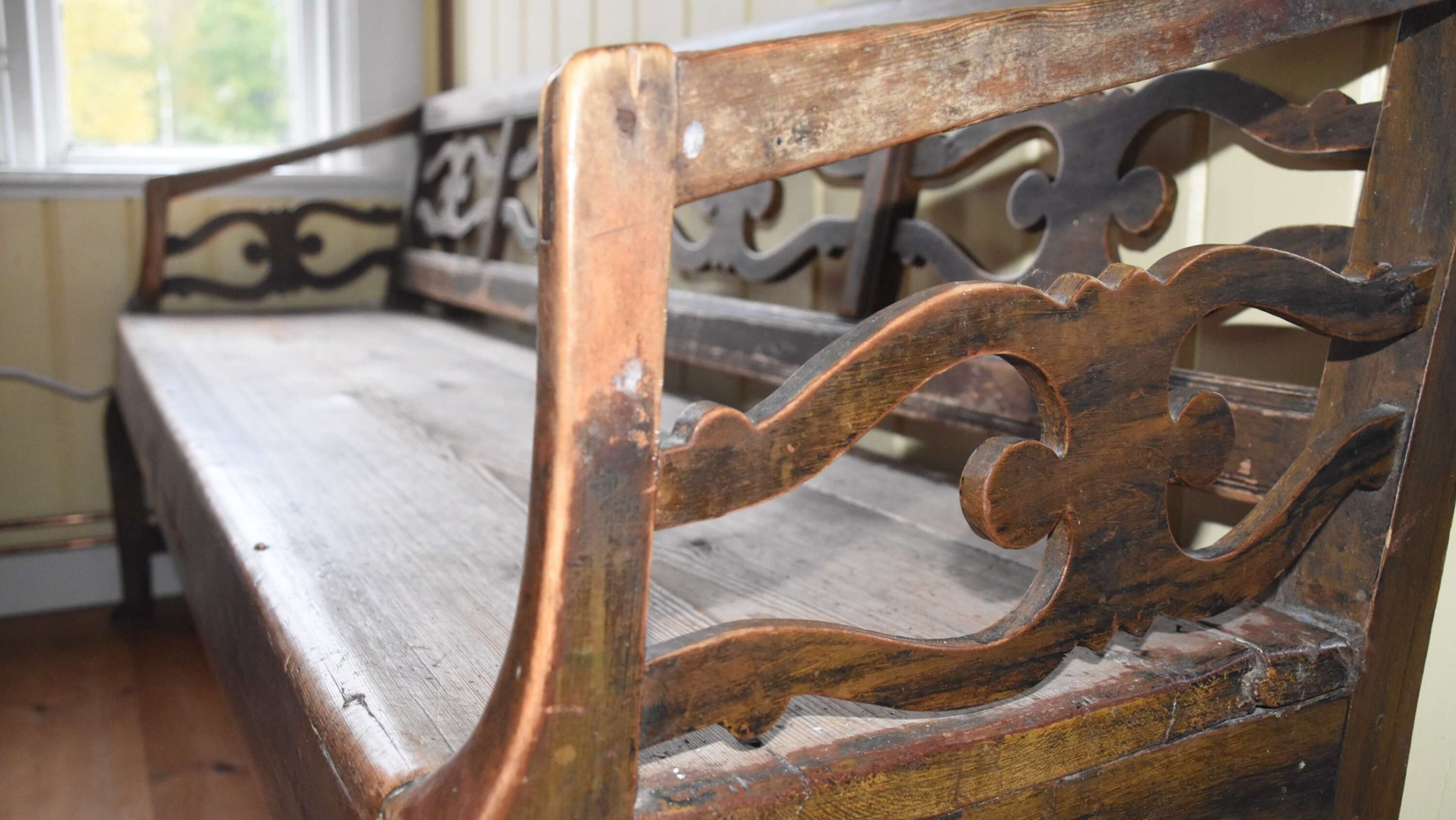 Soffan i Lillstugan är gårdens äldsta bevarade möbel. Den kan härledas till 1700-talet och finns omnämnd i boken ”Anor och minnen Svenska släktgårdar genom sekler” av Sigurd Örjangård.