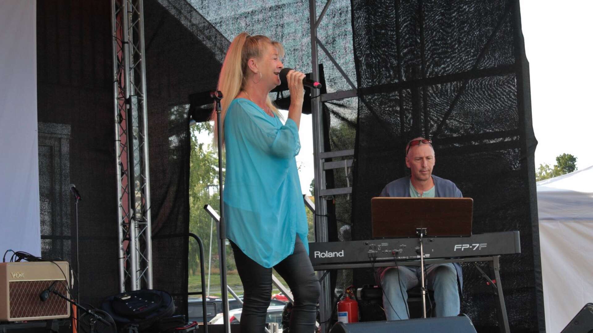 Ulla Olsson sjöng till Robert Henrikssons pianospel, och bjöd även in till allsång med assistans av konferencieren Gunnar Källström.