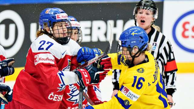 Linnea Johansson och Tereza Radova i Tjeckien under en skärmytsling framför mål. Sverige föll i en tuff och tajt gruppfinal.