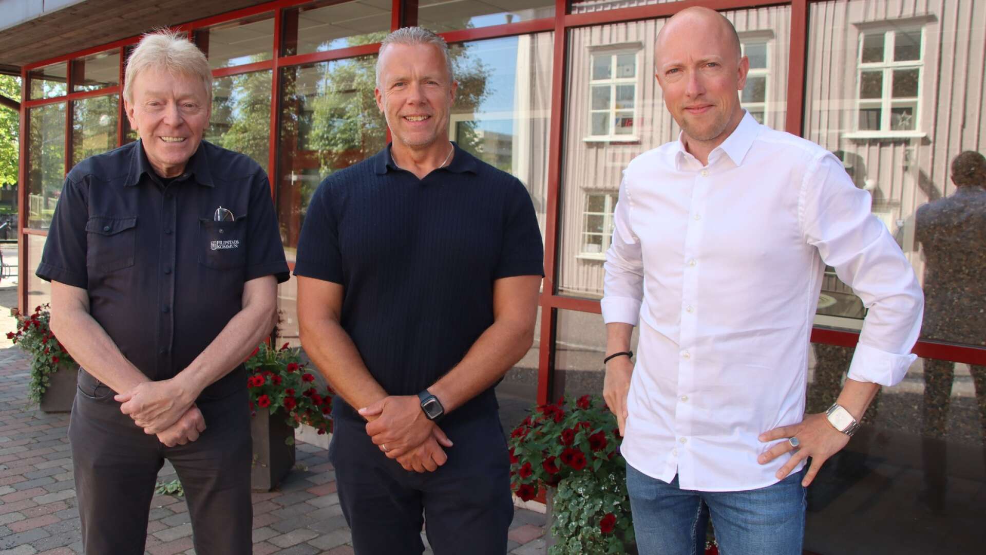 Kommunalråden Christer Olsson (M), Patrik Fornander (M) och kommundirektören Hannes Fellsman står utanför kommunhuset.