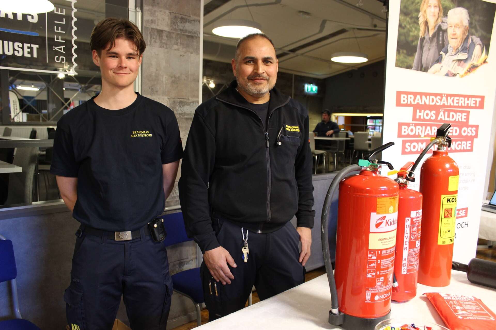 Alex Elvborn och Patrik Karlsson från Säffle räddningstjänst gav brandskyddstips.