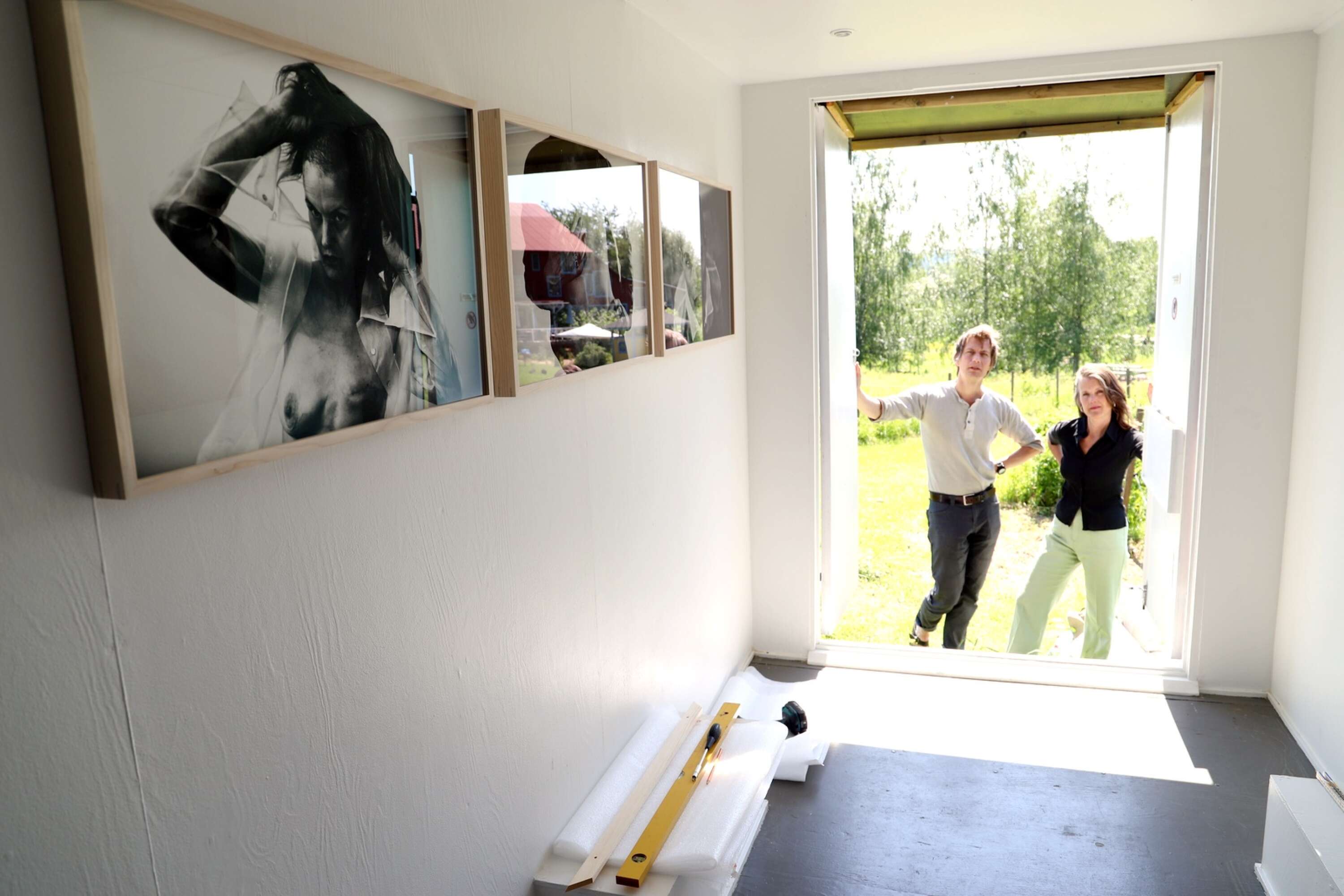 Åsa Kalmér och Jörgen Hjerdt visar utställningen Ärr på Alma Löv i sommar. Det är bilder skapade efter att Åsa fick bröstcancer och tvingades ta bort ett bröst. Bilderna visar både smärta och styrka. ”Det handlar om att estetisera ett tabu”, säger fotografen Jörgen.