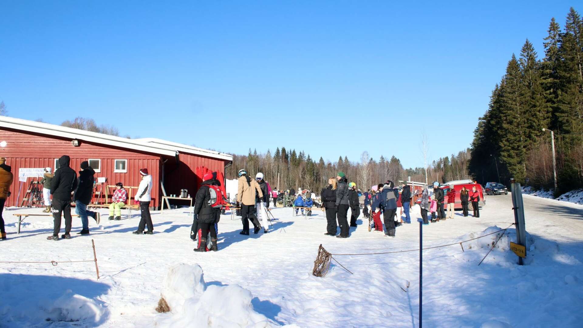 Kön till skiduthyrningen vid Åmåls skicenter blev under lördagen bara längre och längre.