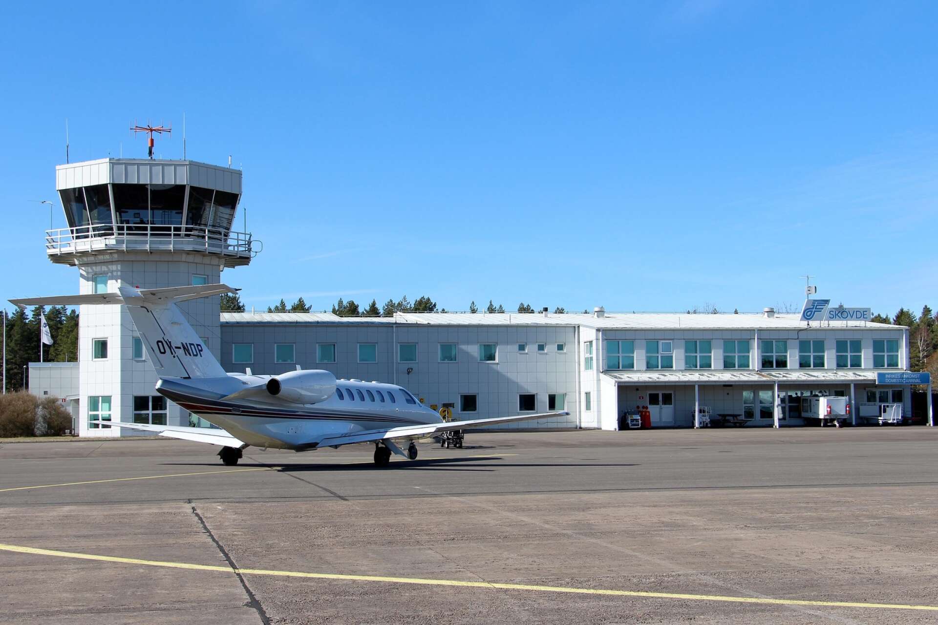 Jord, grundvatten, ytvatten och diken på vissa platser vid Skövde flygplats är påverkade av PFAS.