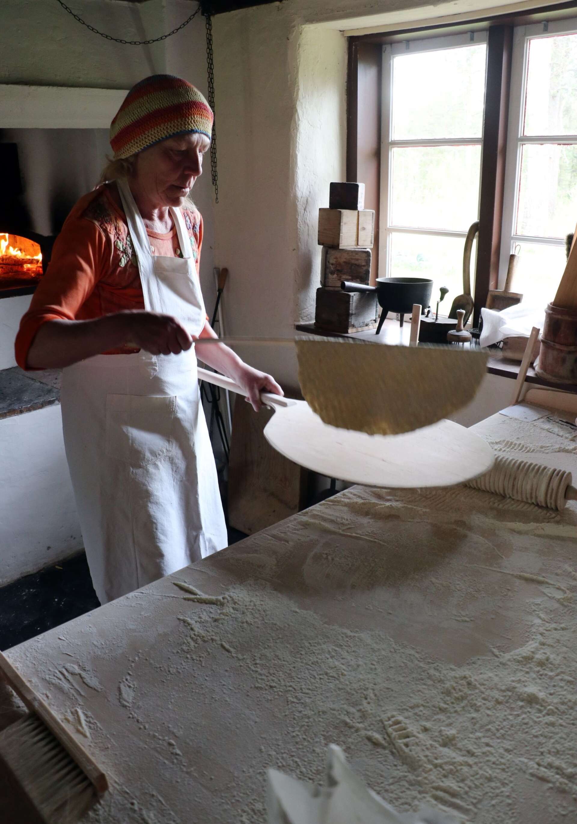 Lisbeth Abrahamsson lärde sig att baka tunnbröd genom att delta i en workshop.