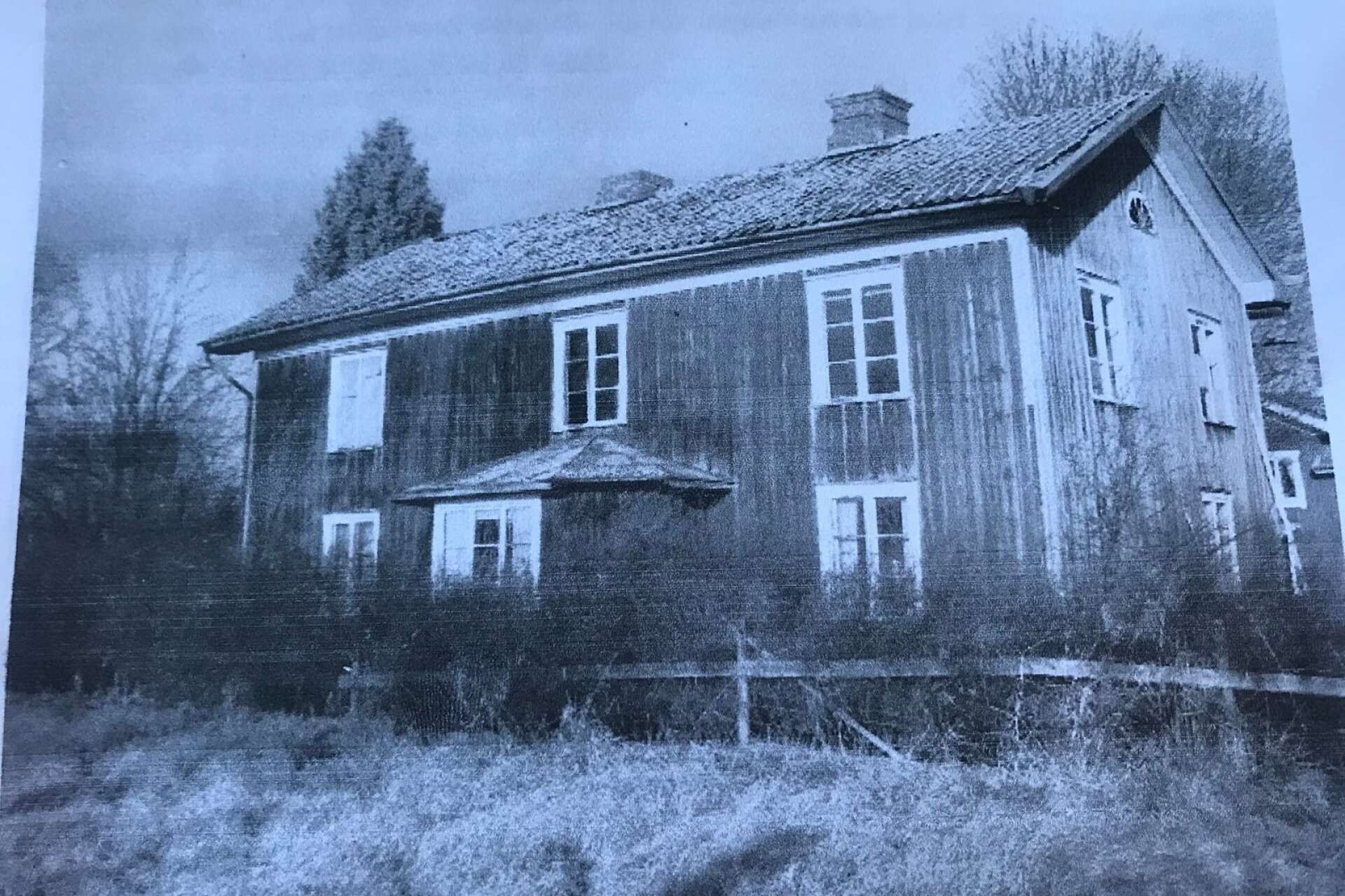 En äldre bild på huset som familjen Rosén flyttat till Pinglabo.