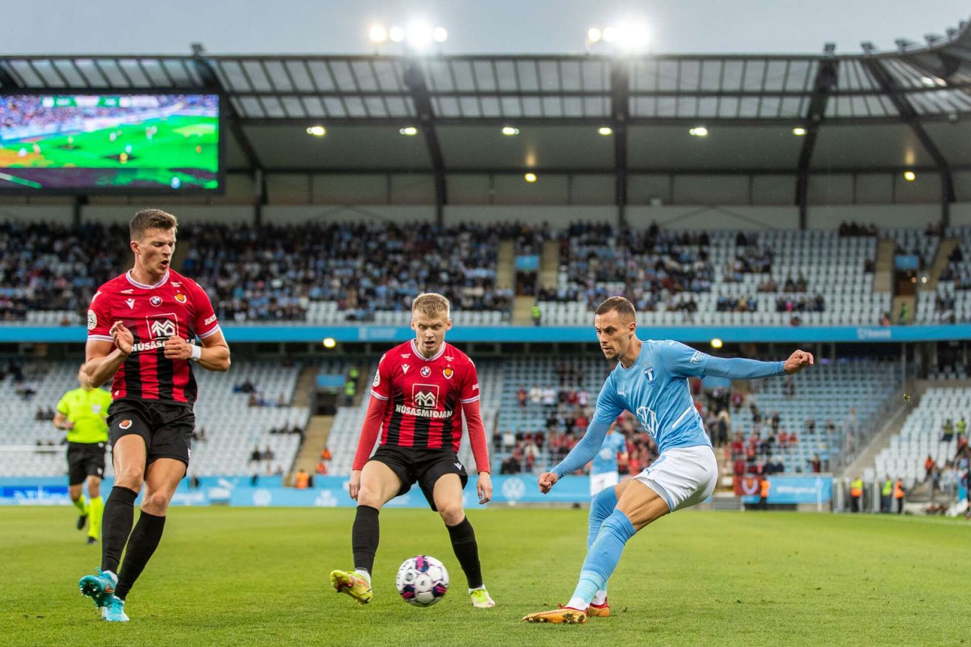 Malmö FF vann det första mötet mot Vikingur med 3–2 i kvalet till Champions League. Ikväll är det dags för returmatch på Island.