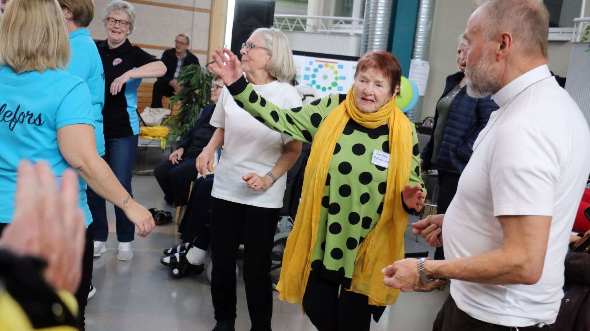Konstnären Gerd Göran, som är 100 år fyllda, bjöd upp mässbesökarna till frigörande dans.
