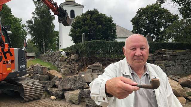 Lennart Nilsson har återfunnit sin ungdoms pipa efter 60 år. Han har gjort det i samband med att muren runt Mangskogs kyrka restaureras, i den muren gömde han pipan när det begav sig. Föräldrarna skulle ju inte hitta den.