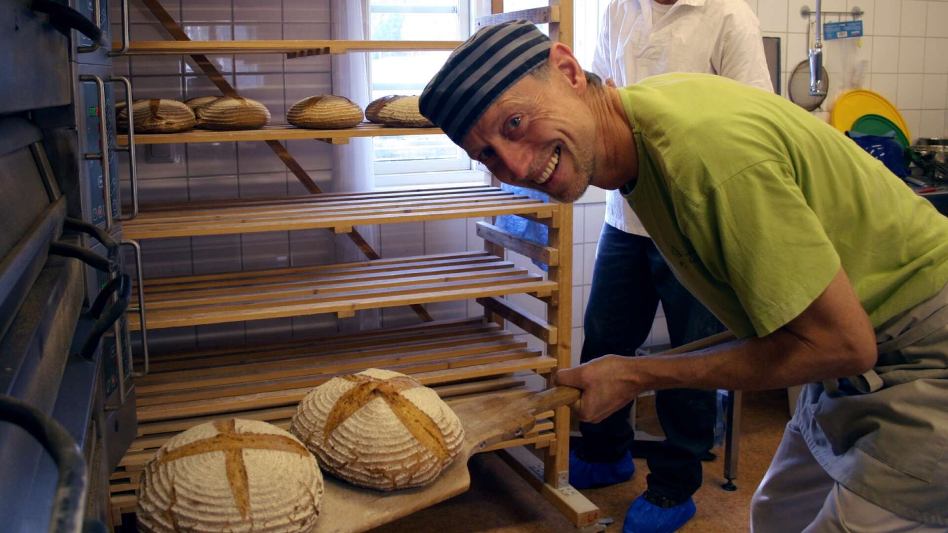 Konstantin Messmer på Björkaholms Bagarstuga i Lysvik har uppmärksammats för sitt stenugnsbakade bröd och för sin skogspizza.