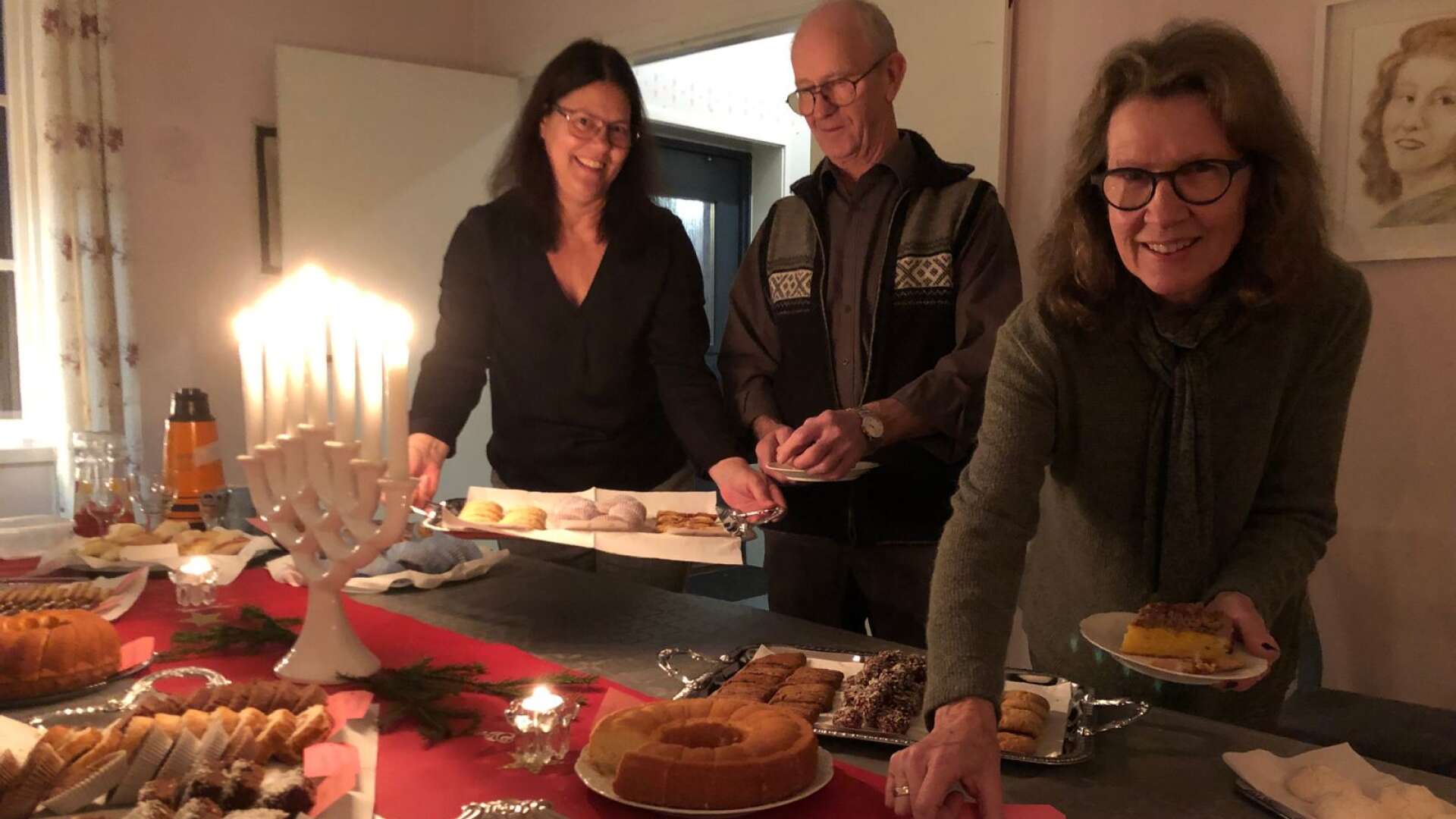 Kafferepet i Ingmår har blivit en tradition. Här kommer Anne-Marie Carlsson, Ingmårs bygdeförening med ett nytt fat med kakor till nykomna gäster.