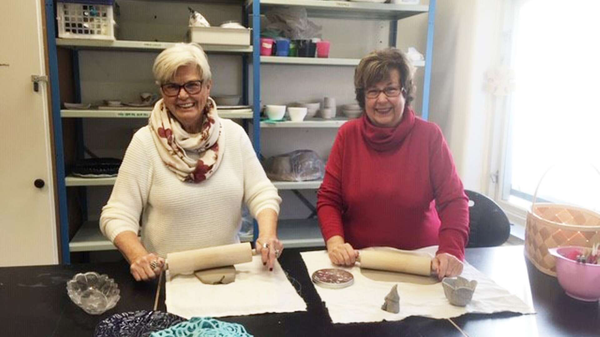 Gunnel Mellring och Margareta Andreasson är två av deltagarna i keramikkursen Kavla ditt eget fat.
