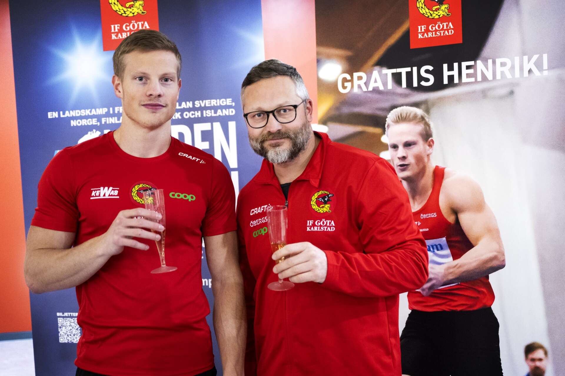 Henrik Larsson skålar med sportchefen Johan Engberg. 