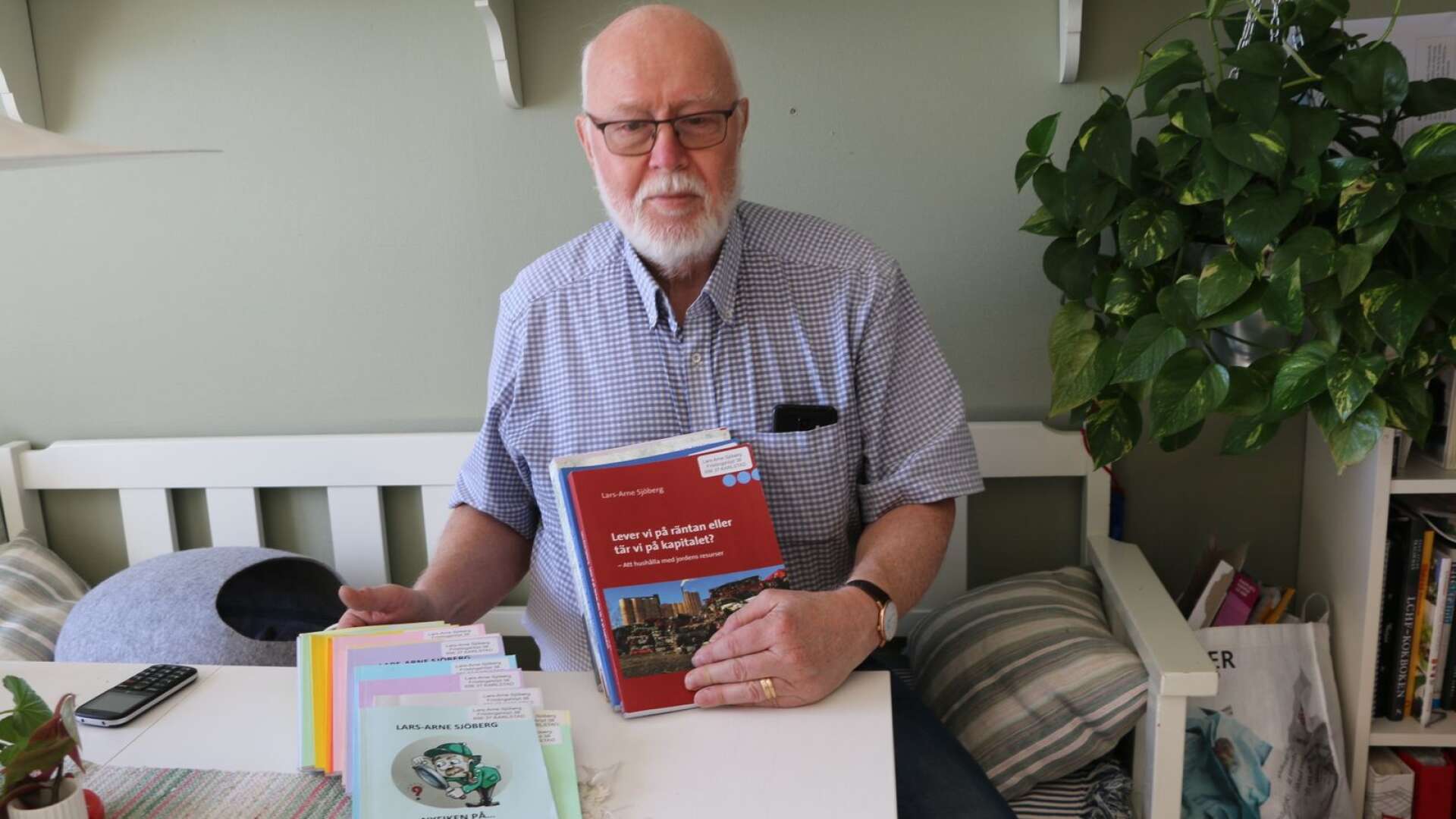Lars-Arne Sjöberg har skrivit fyra böcker sedan han blev pensionär. Nu har han komprimerat innehållet i 24 småböcker.