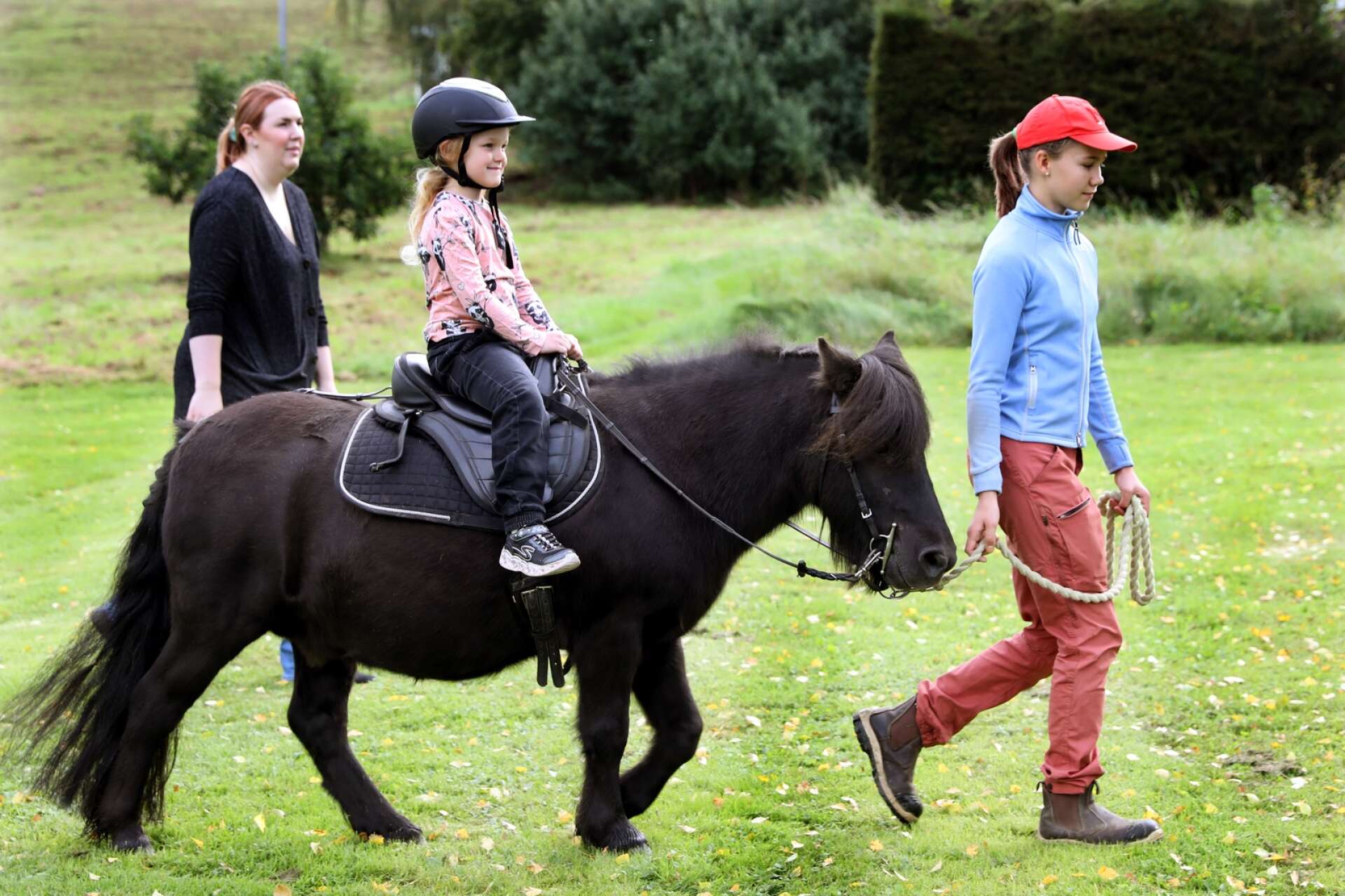 Meja Svensson tog en tur på ponnyn Figaro som Milly Svedberg ledde runt. 