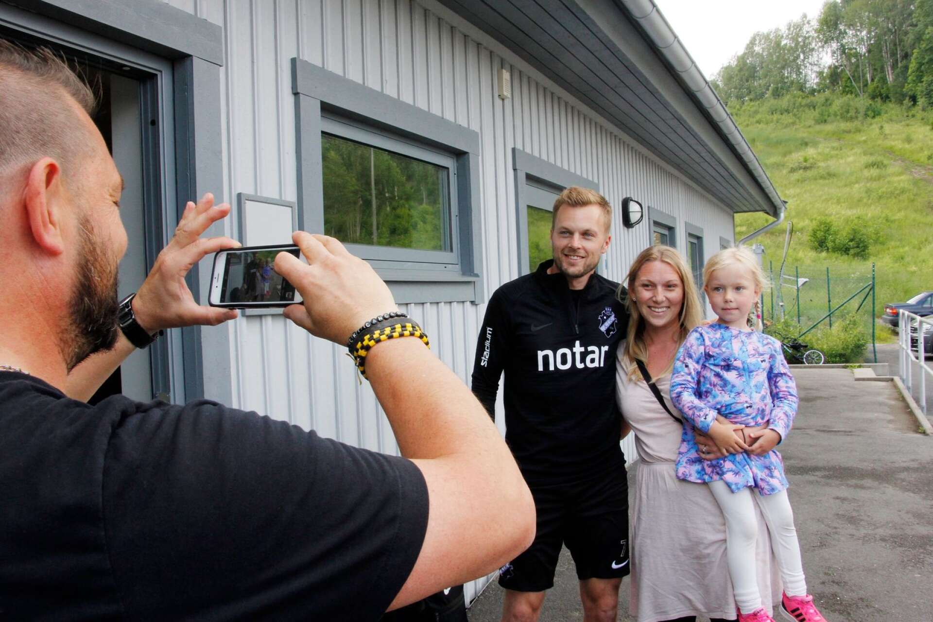 Sebastian Larsson låter sig fotograferas med Camilla Niclasen och Naia Niclasen. Camilla är syster till AIK:s guldhjälte och Bengtsforssonen Robin Jansson.