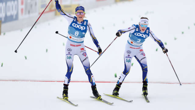 En historisk svensk medaljdubbel. Två skilda reaktioner på pallplatserna i damernas skiathlon.