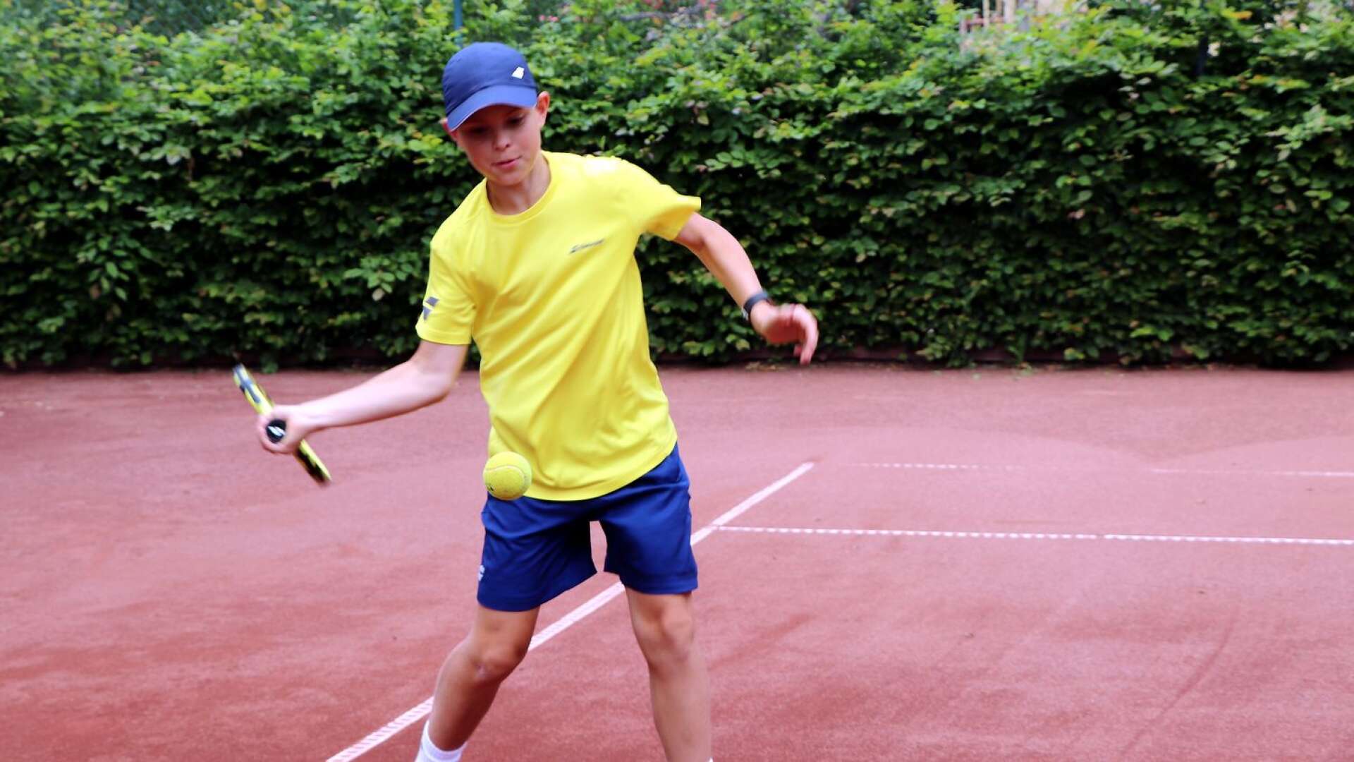 Gustav Andersson tränar inför sommarens tävlingar på tennisbanorna i Hjo Stadspark. 