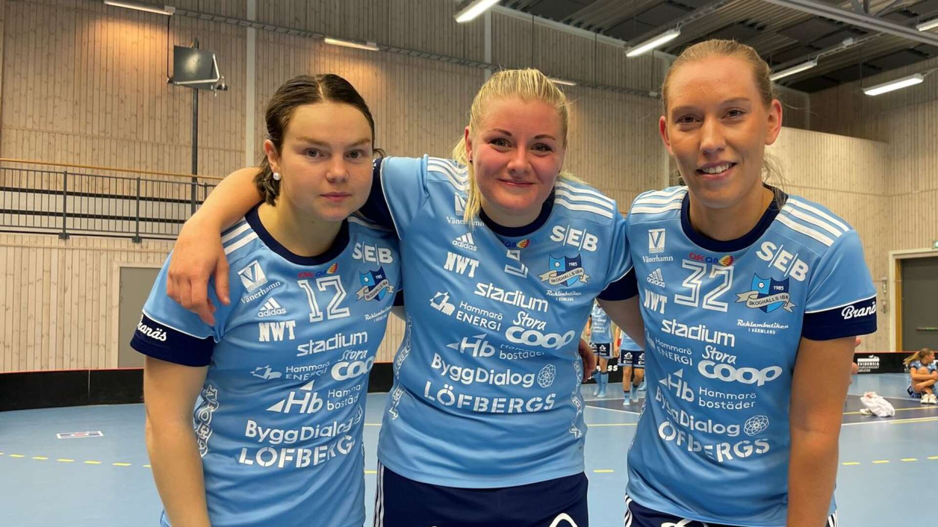 Skoghall vann seriepremiären mot Lockerud i allsvenskan västra. Från vänster: Nora Pettersson, Elin Gustafsson och Wilma Persson.