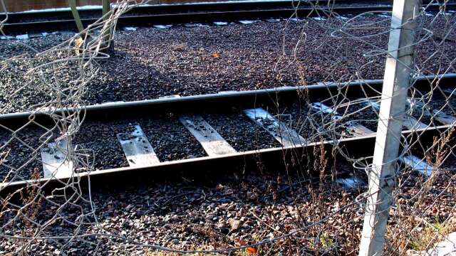 Ett hål har klippts upp i staketet som går längs med tågspåret i närheten av Valåsen. Genrebild.