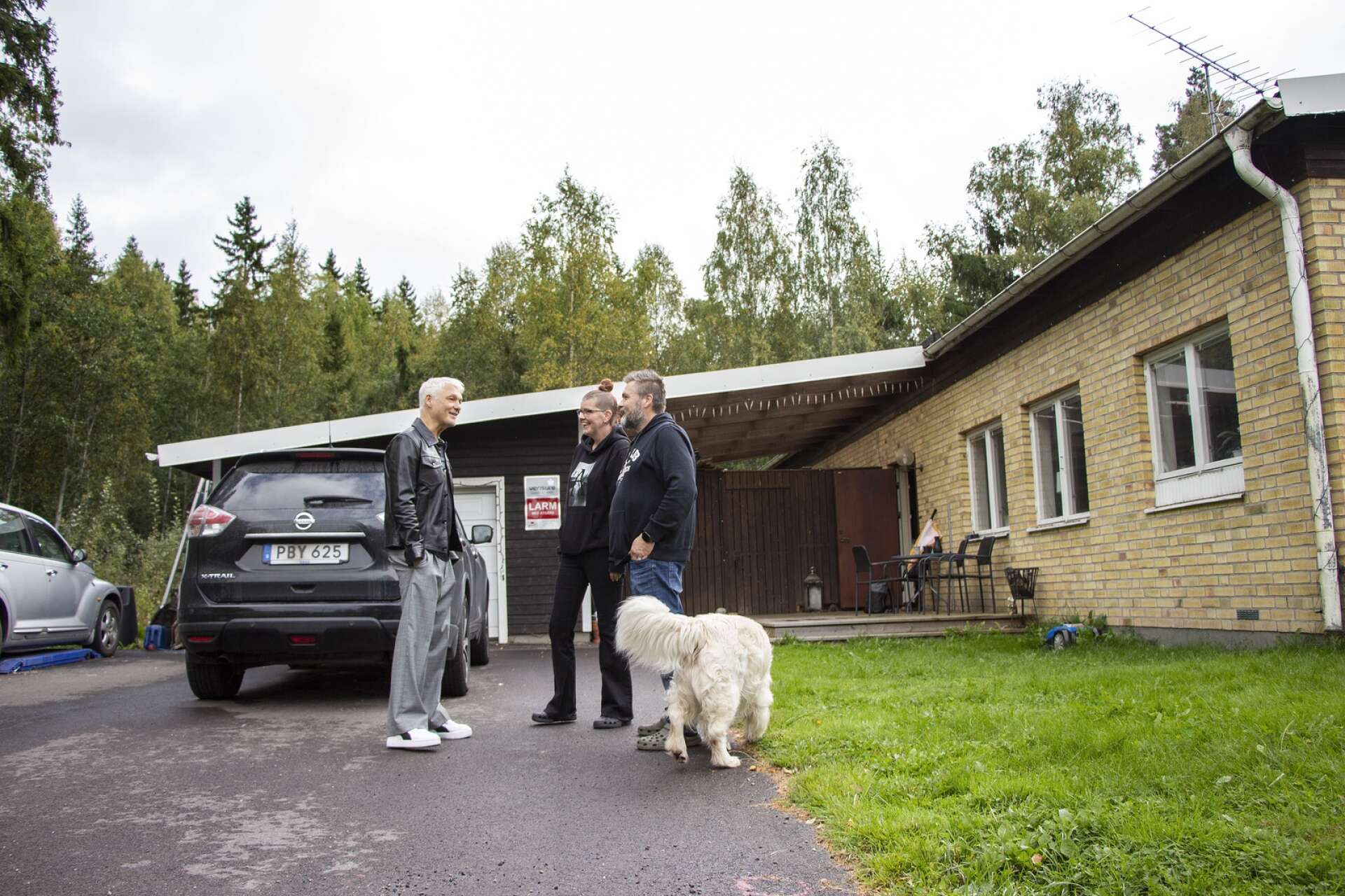 Mathias Holmgren har en nära relation med sin bror Per och hans fru Linda och deras barn. Och med hunden Chili.