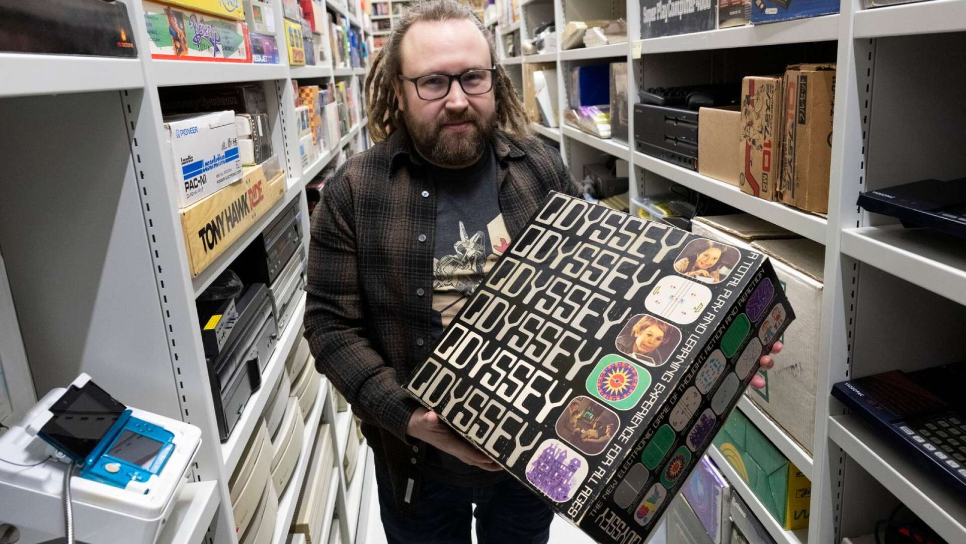 Jukka Kovalainen, teknisk ingenjör på arkivet med en Magnavox Odyssey, den första kommersiellt tillgängliga spelkonsolen från 1972.