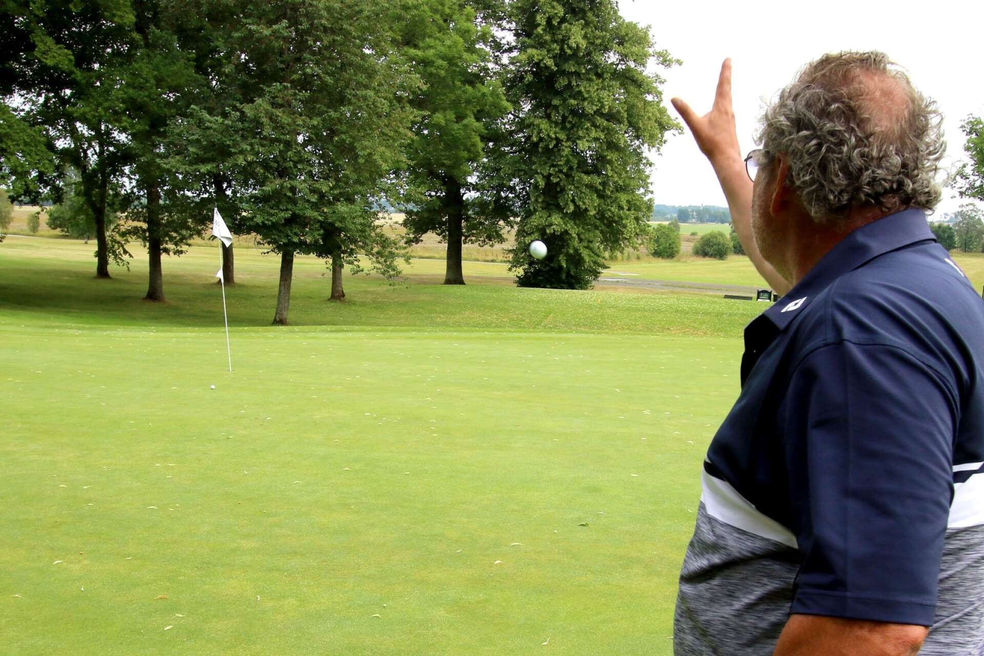 Kast med liten boll, Steffo visar takterna med nya regler om hur golf kan spelas.