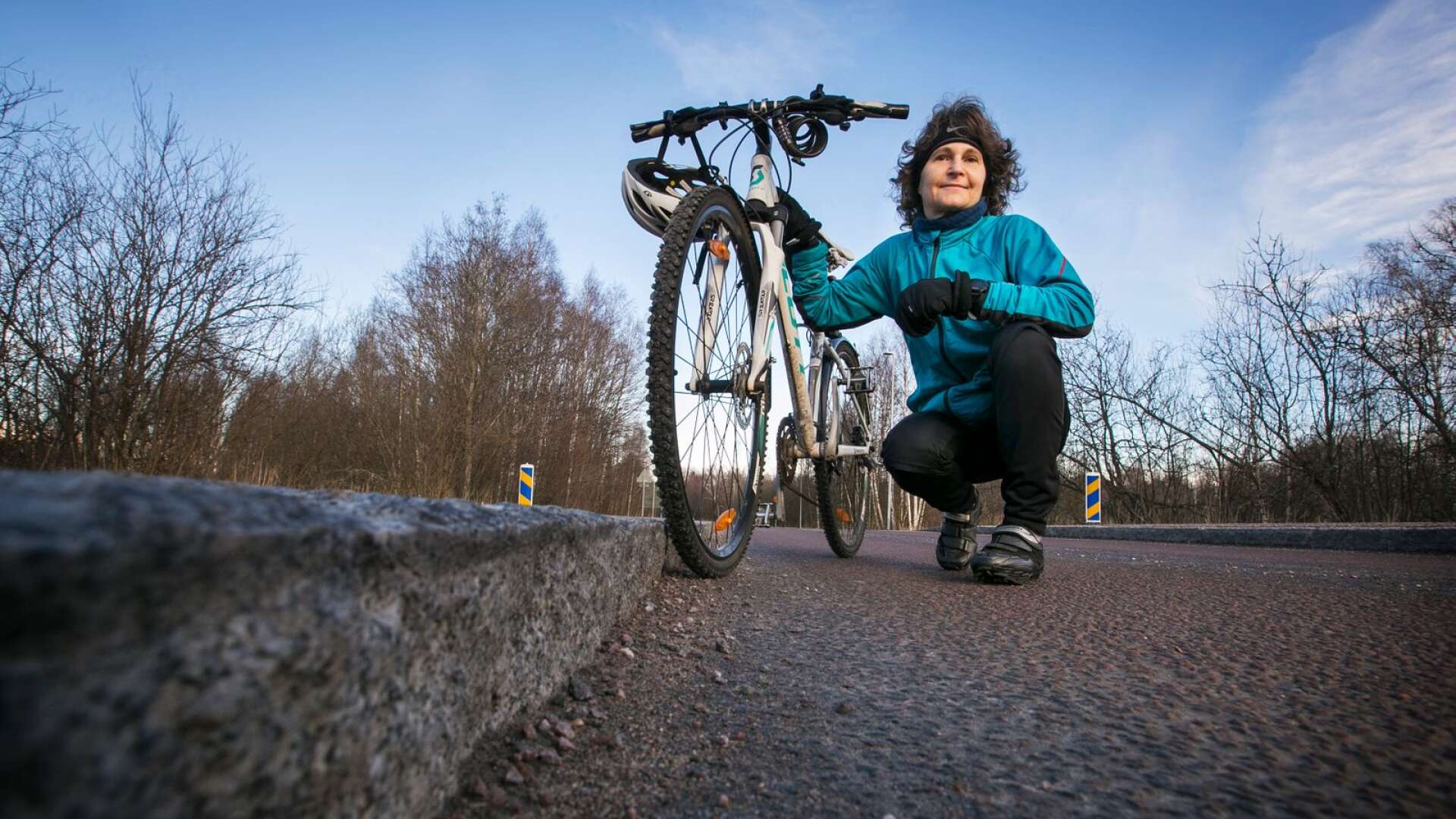 Karin Moberg voltade med cykeln efter att ha kört in i den här kanten på Karlstadsvägen mellan Jakobsbergsbron och Skoghall.