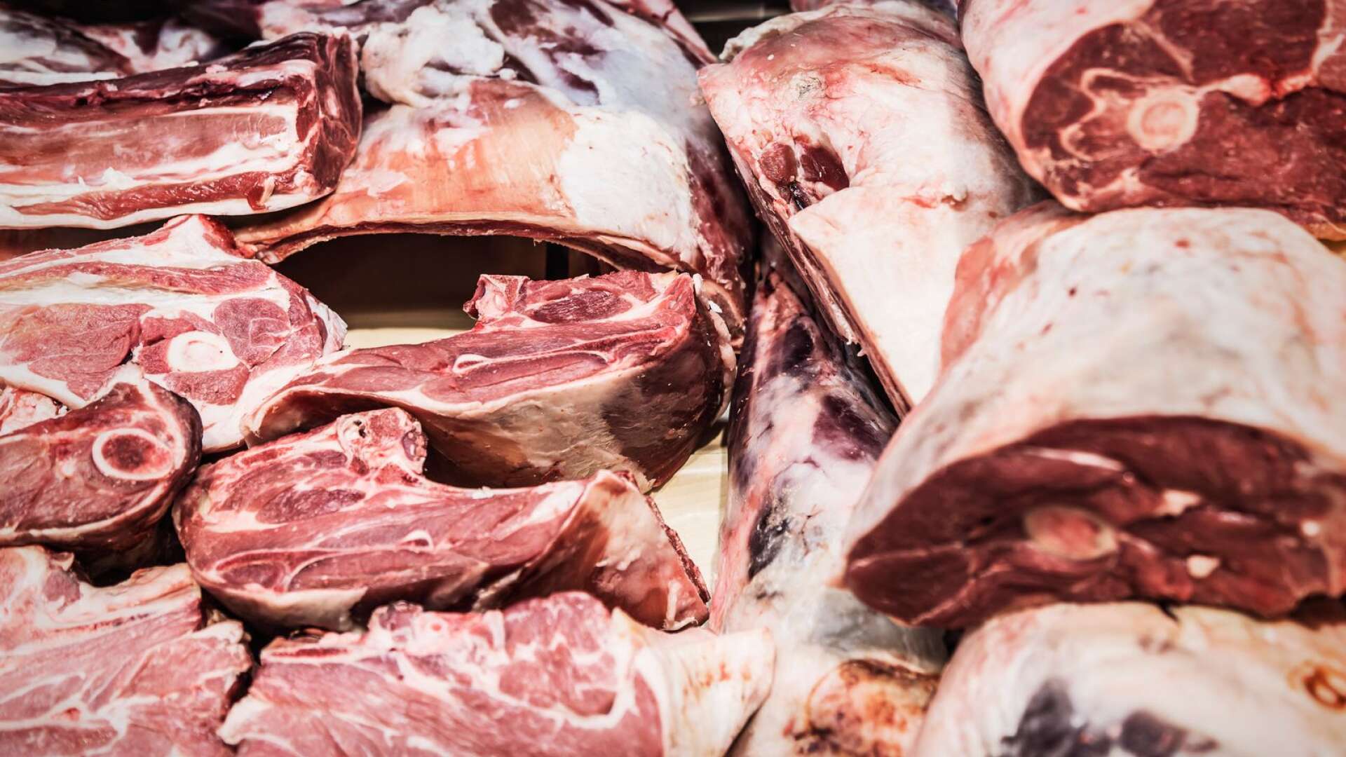 Butiken får inte sälja oförpackad mat, som kött, förrän de hygieniska förhållandena ordnats upp enligt beslut från miljöförvaltningen.