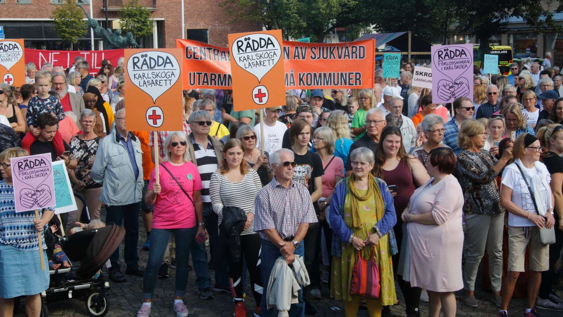 Många samlades för att gemensamt demonstrera för Karlskogas förlossning och lasarett.