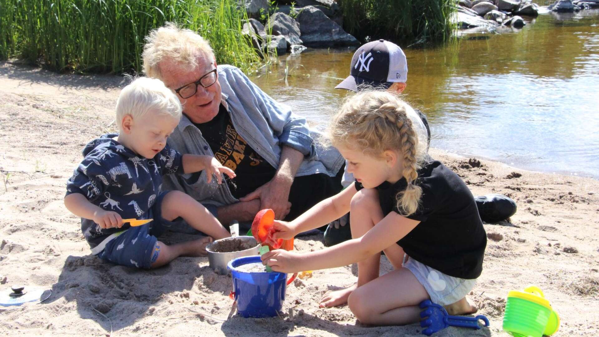 På sommarstället utanför Arvika kan Anrell koppla av tillsammans med barnbarnen.