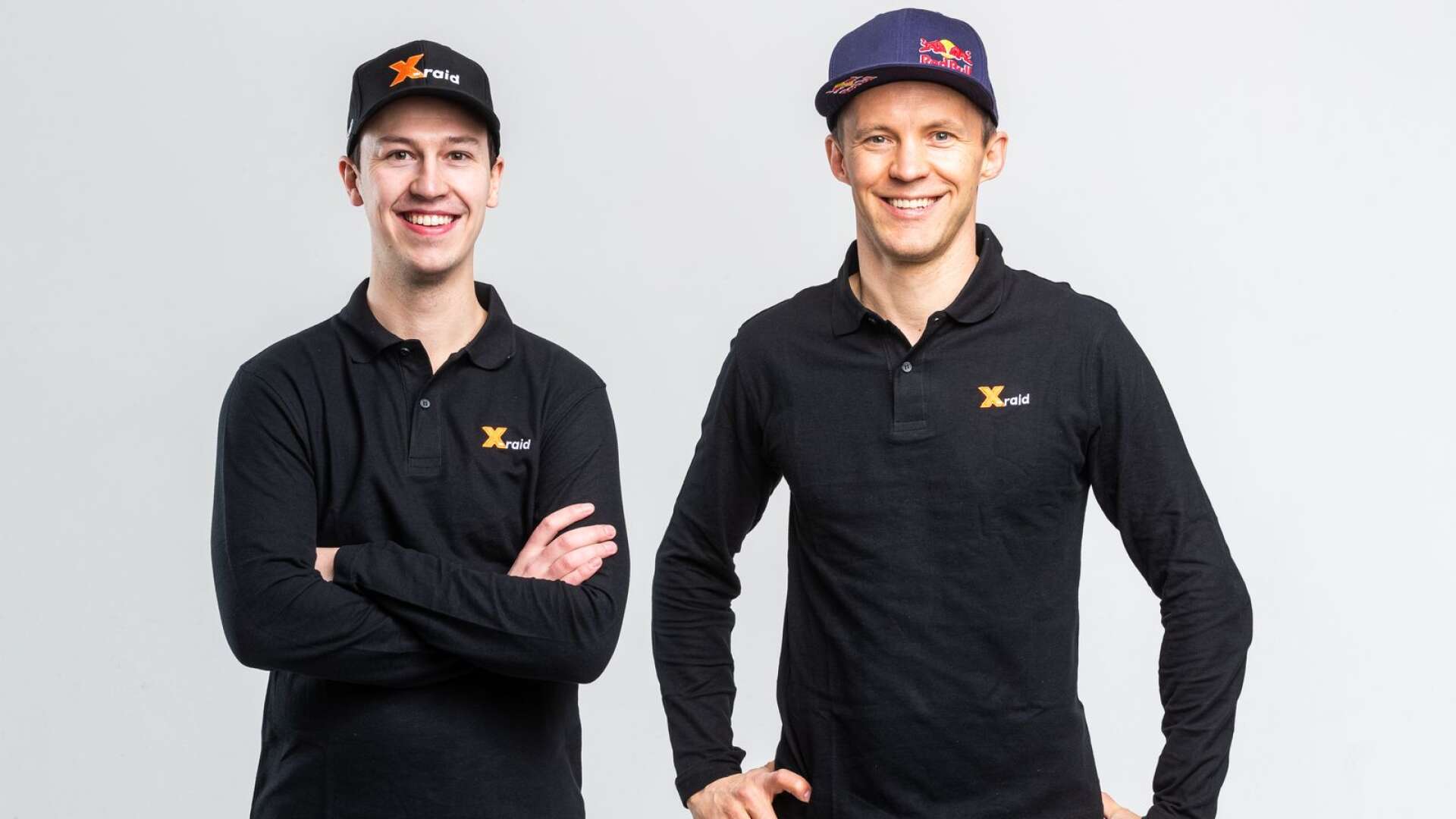 Emil Bergkvist är kartläsare och Mattias Ekström förare i Dakarrallystarten.
