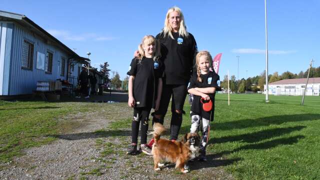 Hailey Karlsson, Anne-Berit Nybakk, Lova Danielsson och hunden Loke siktade på den 3 kilometer långa banan.