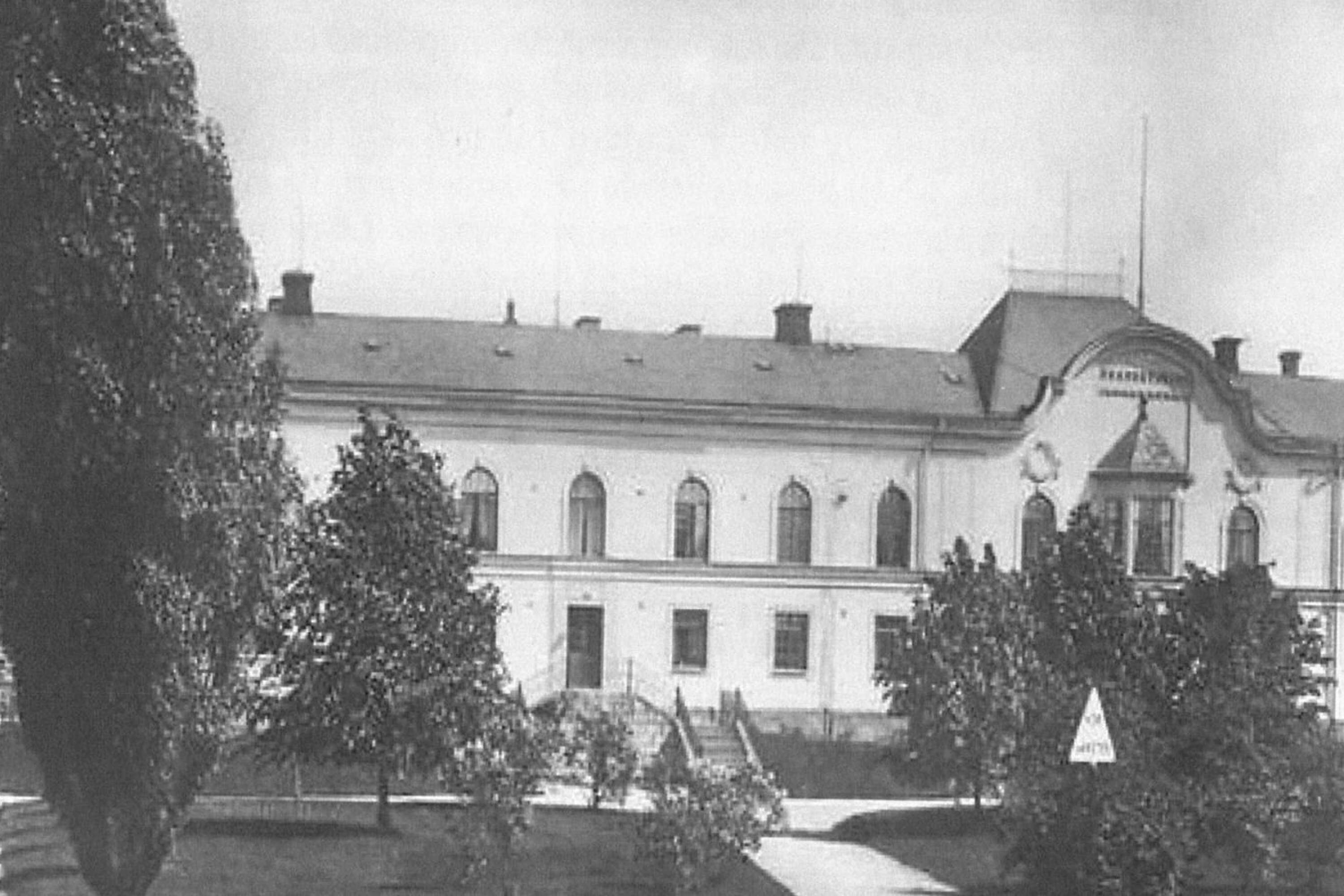 Brandstationen flyttade in i byggnaden som tidigare var Karlstads lasarett  i slutet av 1908. 
