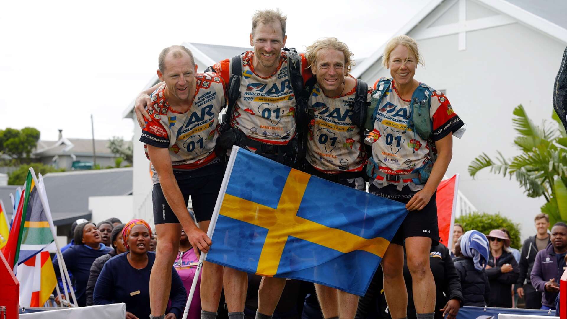Svenska multisportlaget var lyckliga världsmästare när de gick över mållinjen i Sydafrika. I laget ingår Per Vestling från Falun, John Karlsson från Hjo, Oskar Svärd från Eksjö och Malin Hjalmarsson från Märsta.