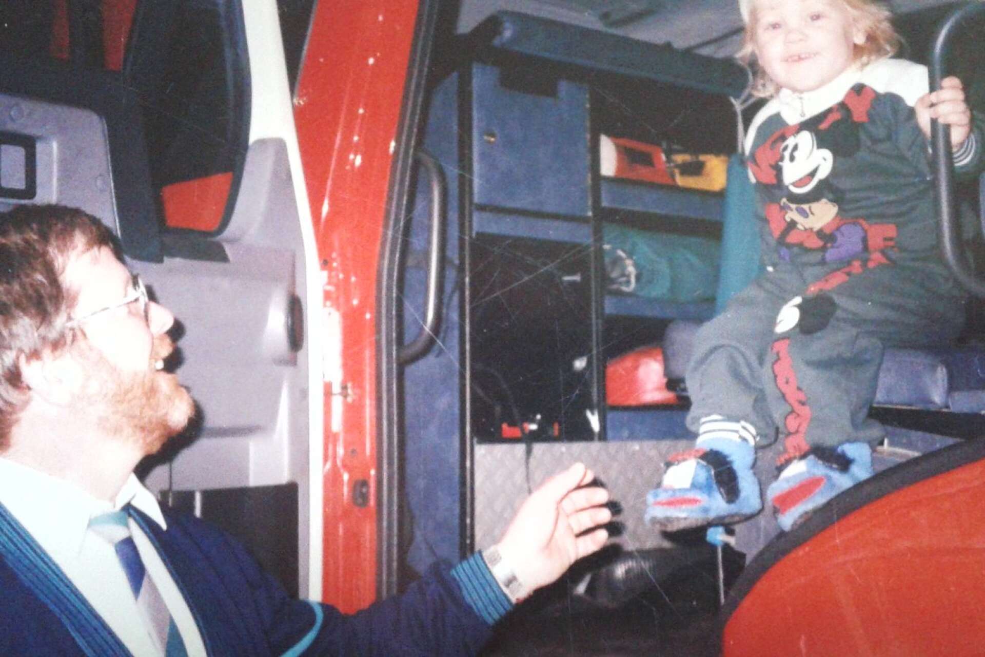 Det ska börjas i tid. Rune Henricsson med barnbarnet Andreas Forsberg på en familjeaktivitet i BRT:s lokaler för drygt 30 år sedan. 