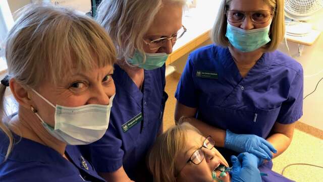 Barns tandhälsa har försämrats, i mycket beroende på otillräcklig tandborstning. Nu vädjar personal på Folktandvården i Arvika till föräldrar och andra anhöriga om att tandborstningen både måste utökas och förbättras. På bilden borstar, från vänster, Sara Granqvist, Margareta Björnson och Ann-Christin Erlandsson, tänderna på kollegan Annika Lundin.