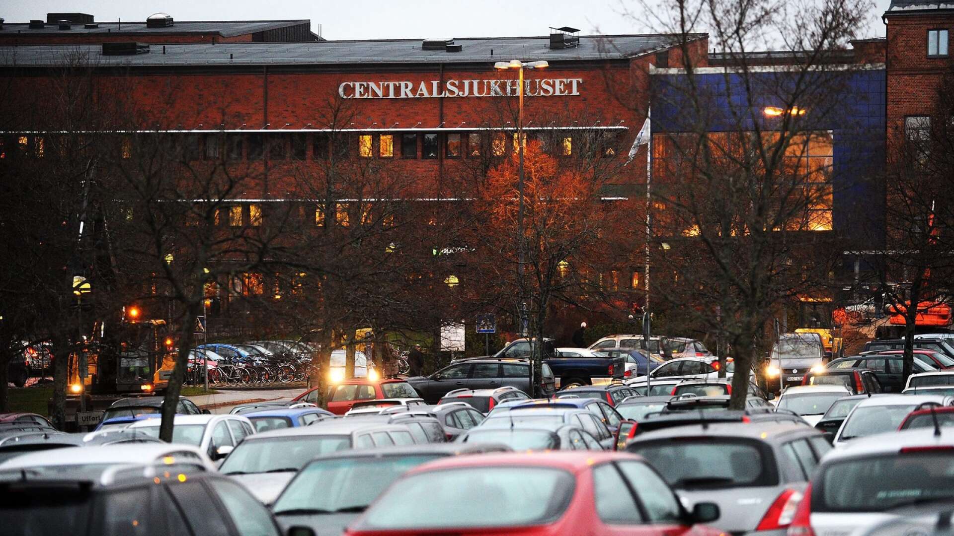 Det är hård konkurrens om parkeringsplatserna vid Centralsjukhuset. Nu har länsstyrelsen upphävt ett tillfälligt bygglov för parkeringsplats på en fotbollsplan vid Mariebergsskolan.