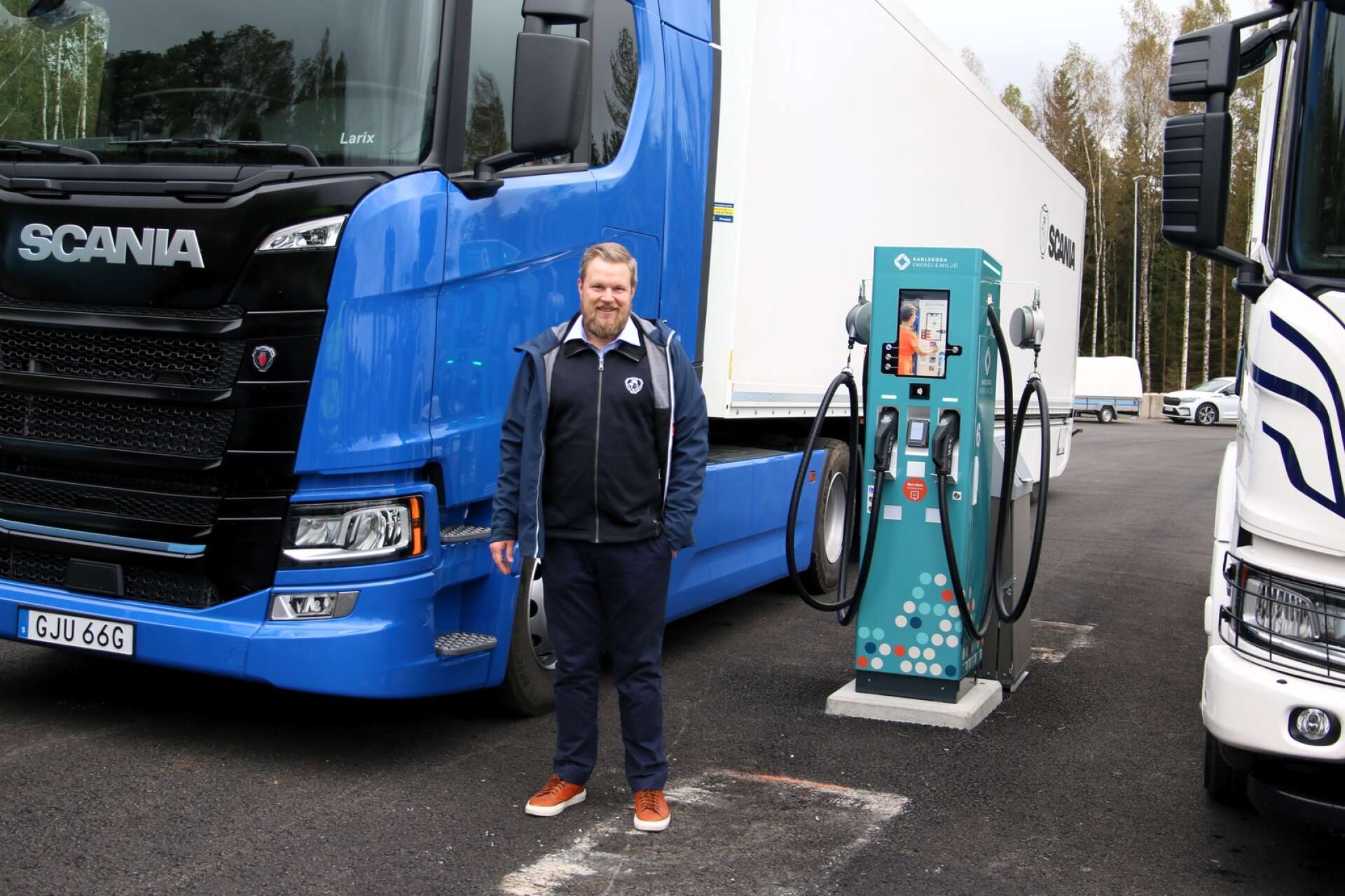 Simon Eklund, hållbarhetsansvarig Scania Örebro, visar upp några eldrivna lastbilar. 
