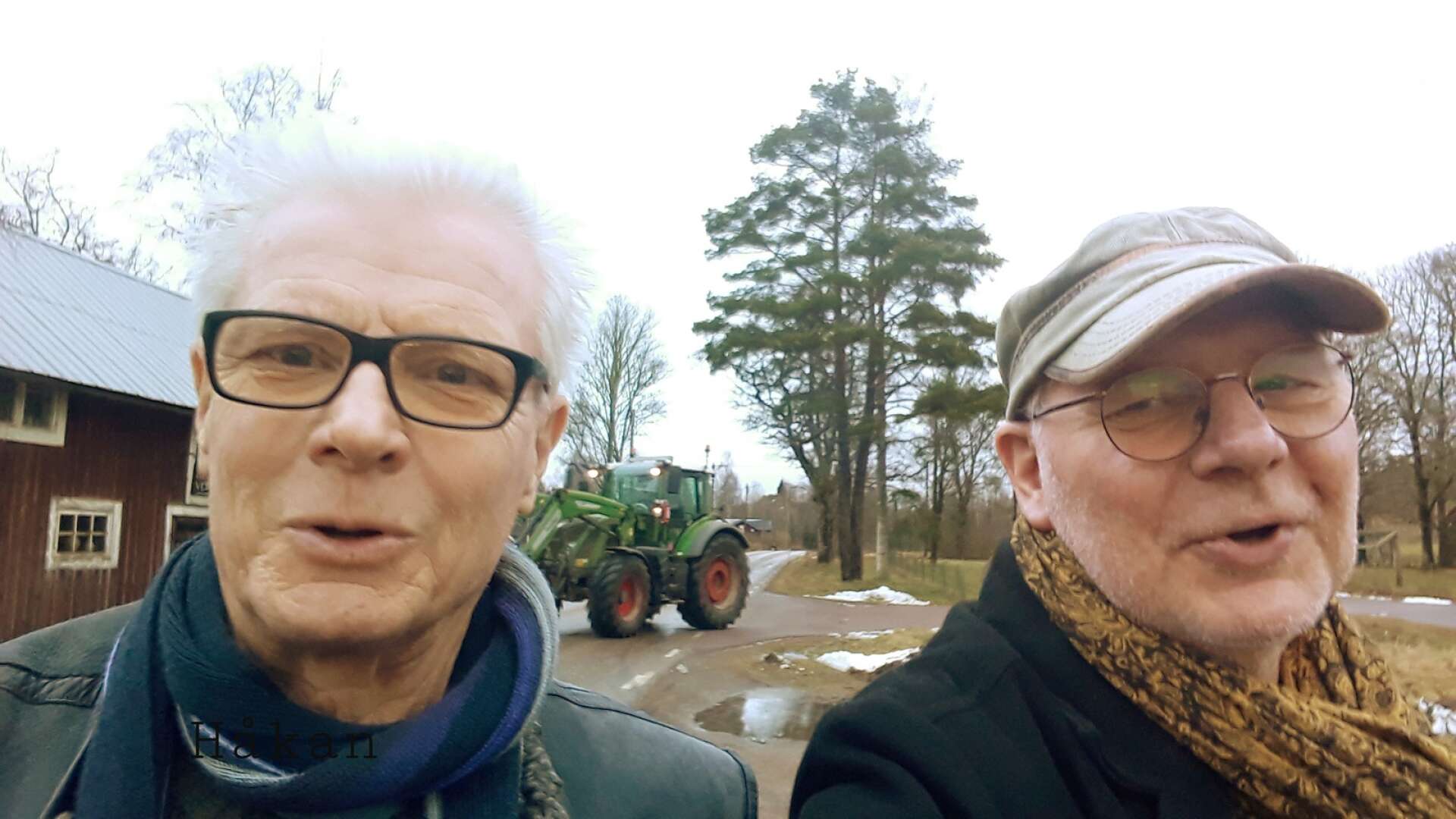 Håkan Jäder och Göran Samuelsson kommer till Häljebols bygdegård med föreställningen ”Viltstängsel upphör, rapport från en skräpyta”.