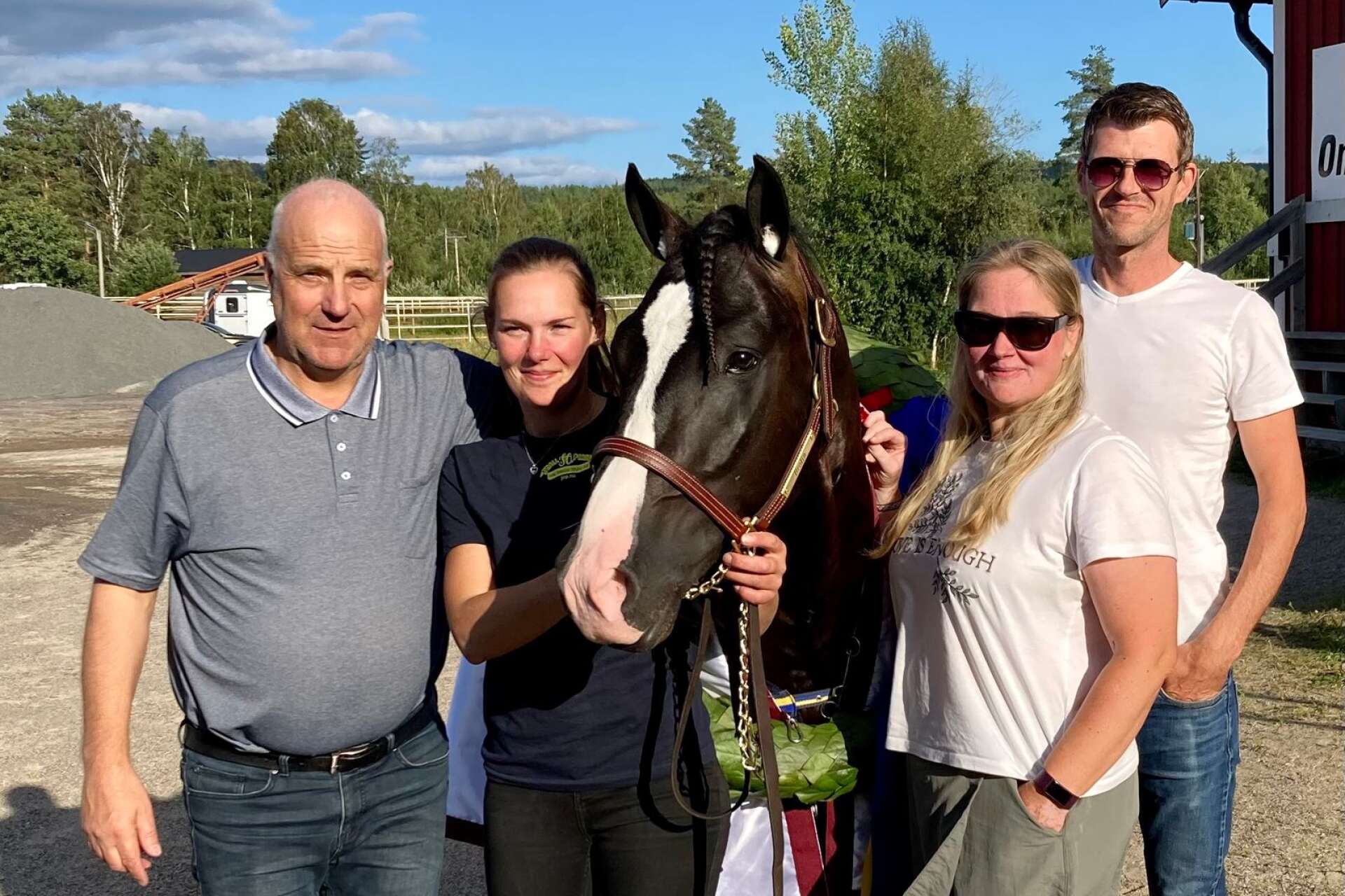Brolin tillsammans med gänget bakom framgången. Till höger om hästen syns uppfödaren Linda Heske. Till vänster om hästen tränaren Jan-Olov Persson och skötaren Emelie Mood.